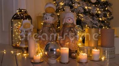 舒适的<strong>客厅</strong>里有圣诞树、蜡烛、<strong>装饰品</strong>和发光的花环